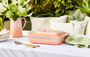 Le Creuset apresenta campanha de Inverno com lançamento global da cor Pêche