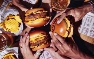 Outback lança novo burger exclusivo com RUFFLES® sabor costela barbecue