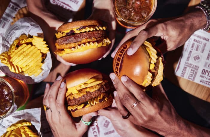 Outback lança novo burger exclusivo com RUFFLES® sabor costela barbecue