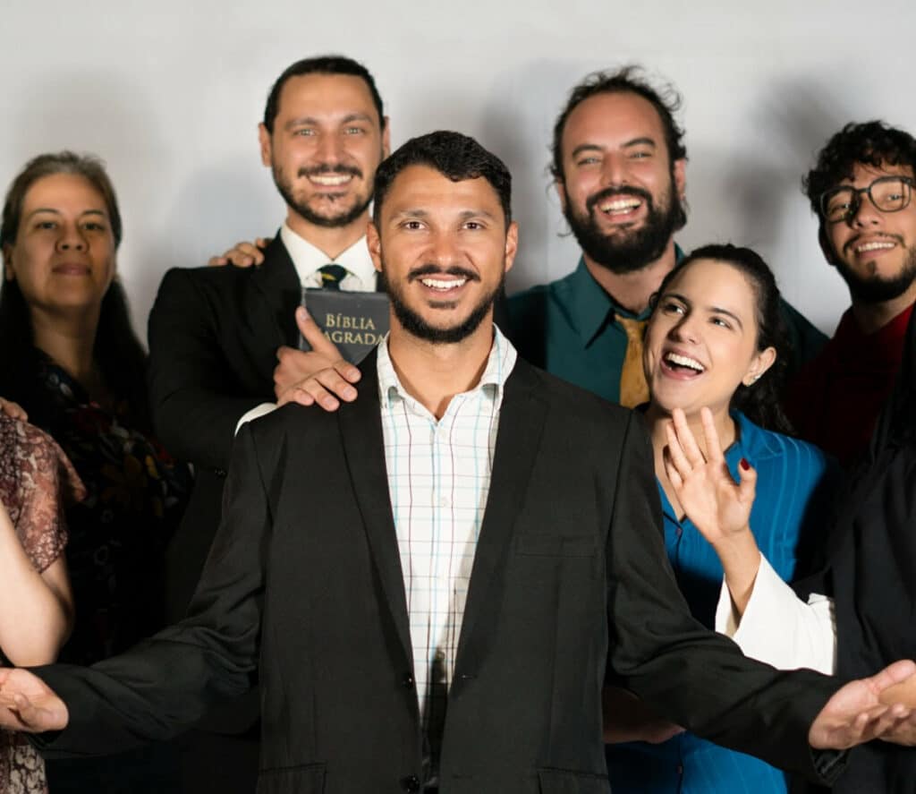 Espetáculo híbrido "Bala Perdida" mistura cinema e teatro para retratar a realidade brasileira