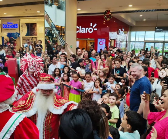 Papai Noel chega em grande estilo ao DF Plaza Shopping para dar início à temporada de Natal