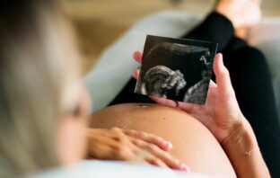 Saúde em foco: conheça alguns problemas de saúde que acometem as mulheres durante a gravidez coloproctologista Danilo Munhóz