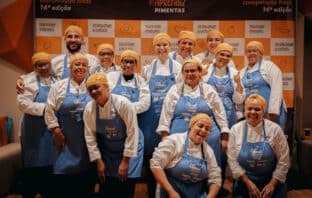 16a. turma formada pelo projeto Chef Aprendiz, realizado no bairro de Pimentas, na cidade de Guarulhos/SP