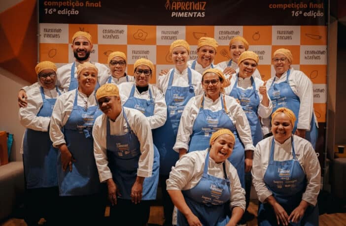 16a. turma formada pelo projeto Chef Aprendiz, realizado no bairro de Pimentas, na cidade de Guarulhos/SP