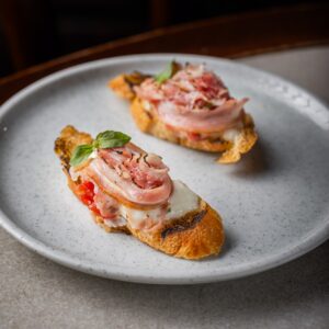 Bruschetta de Cordeiro (Bar Charles Edward - Créditos: Divulgação)