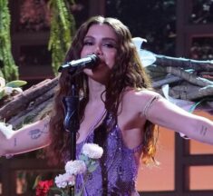 Anitta usa PatBO em apresentação no Saturday Night Live