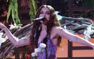 Anitta usa PatBO em apresentação no Saturday Night Live