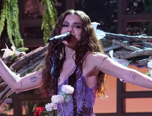 Anitta usa PatBO em apresentação no Saturday Night Live