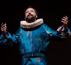 Gregório Duvivier transforma poesia em comédia em “O Céu da Língua”, em Brasília
