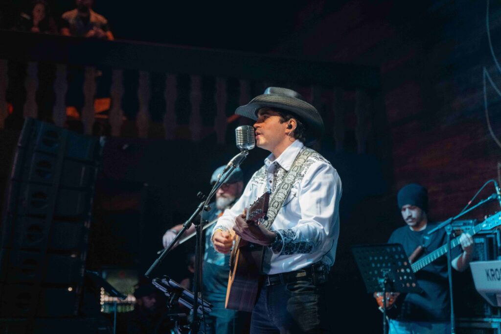 Revivendo os clássicos: Gigio Teixeira homenageia raízes do country em Nashville Gigio Teixeira