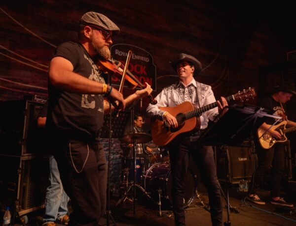 Cantor brasiliense Gigio Teixeira lança releitura de “Neon Moon” de Brooks & Dunn e apresenta novo capítulo do projeto Nashville Sessions